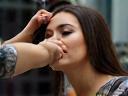 Coiffeur en action réalisant une coupe